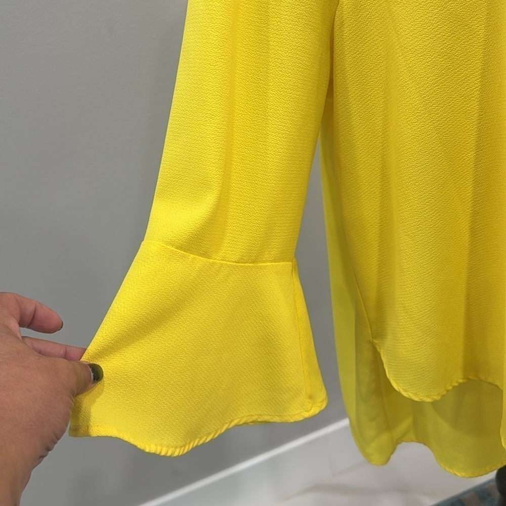 Andree by Unit Yellow V-Neck Bell Sleeve Blouse.  Sz 2X - Picture 2 of 8